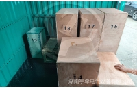 一批矿用湘潭电机车配件装车发往海外