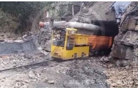 蓄电池电机车的防爆电源要进行哪些检查？